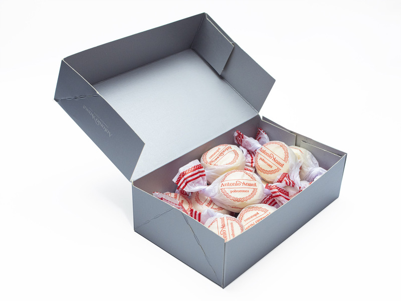 Caja gris abierta Dulce tradicional Antonio Anaut